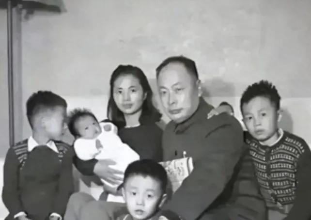 1974年，陈毅夫人张茜病重弥留之际，盯着三个儿子只说了一句话：“妹妹不出嫁，你