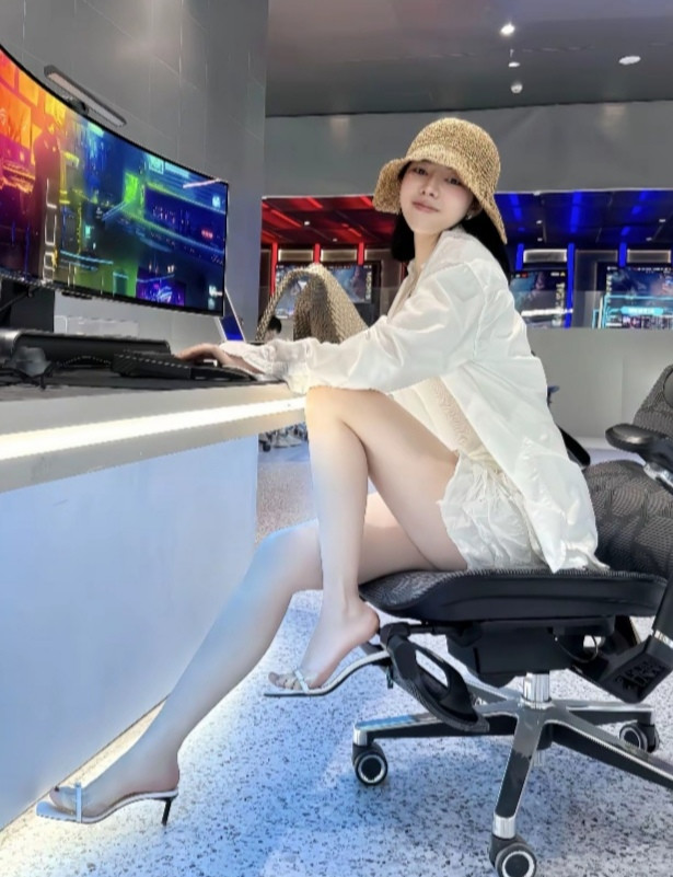 冷白皮肤大长腿，拿出来就是王炸
