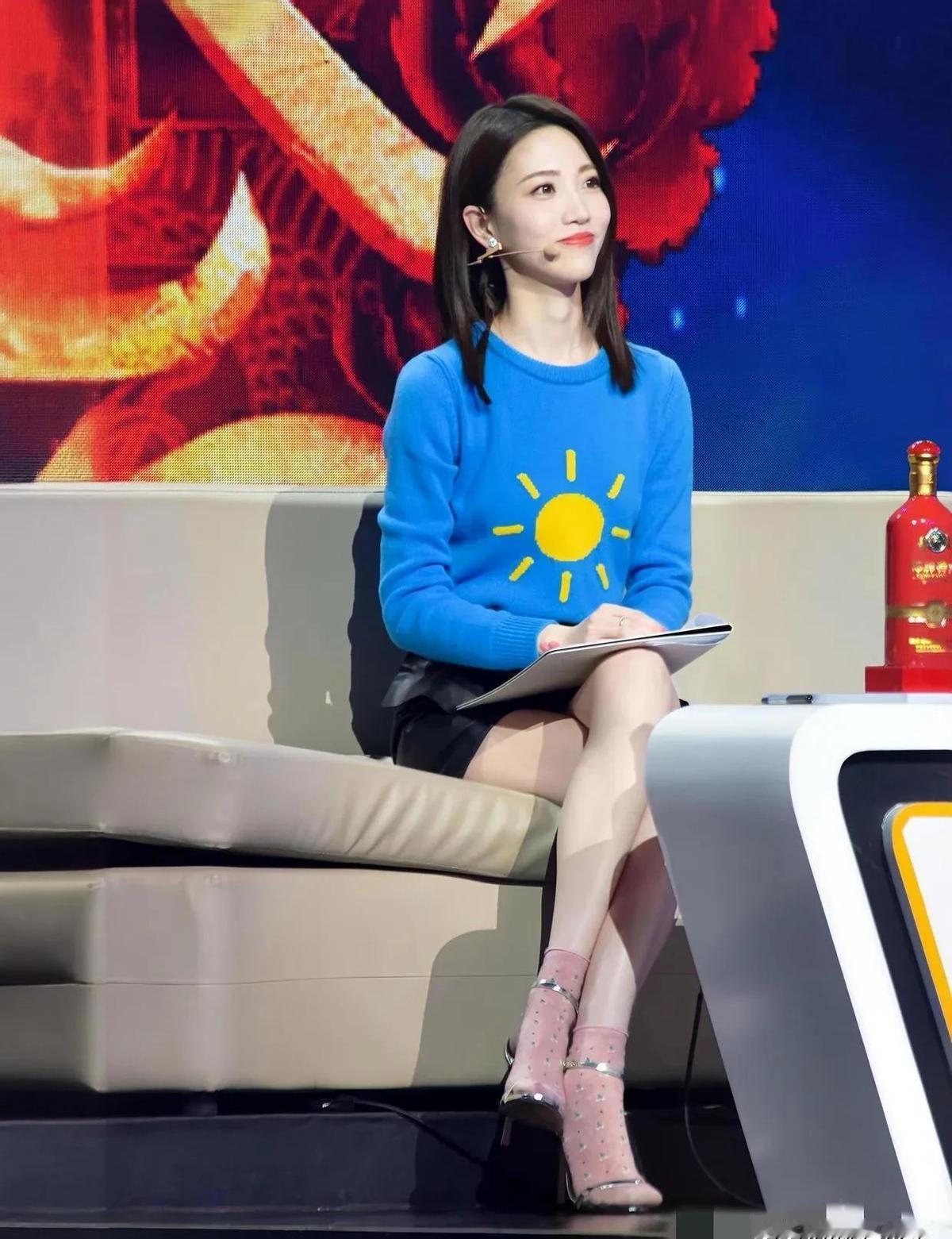 张纯烨穿了条皮裙，腿又白又直。她配了双粉色的、毛茸茸的袜子。评论里都在说可惜