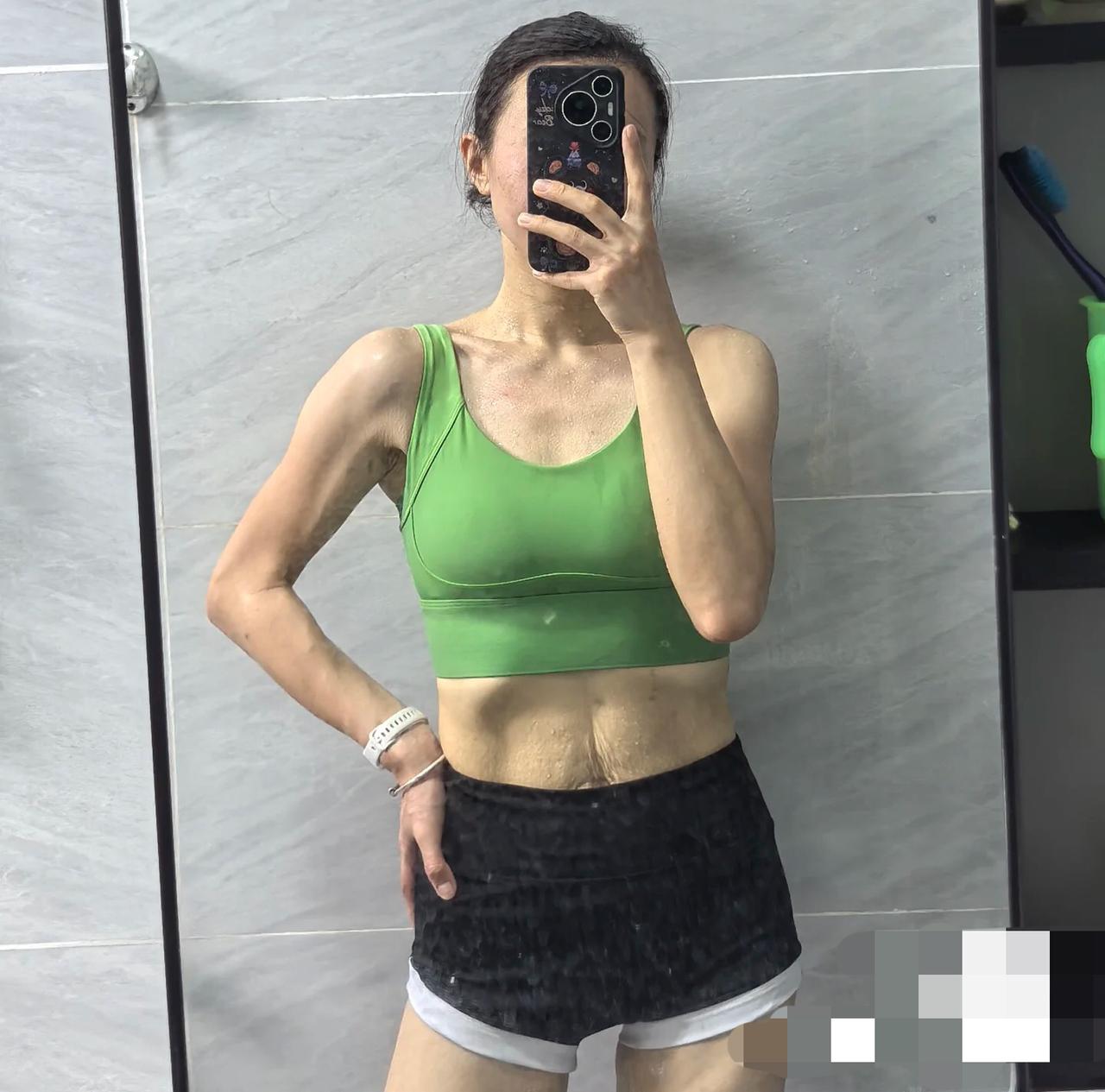 生过娃减下来肚子也只能这样了，话说这点不遗传，我妈生了我们姐妹两个肚子一点变