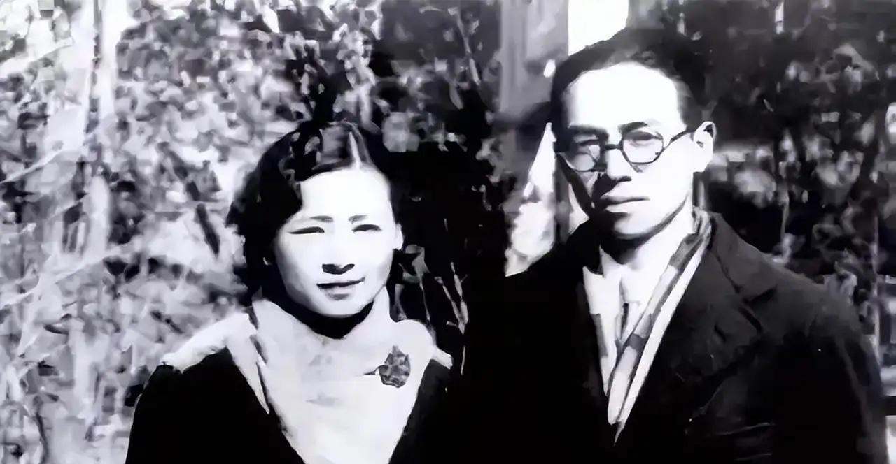 1984年，弥留之际的金岳霖紧紧攥住林徽因之子梁从诫的手，声音颤抖着说，我守候了