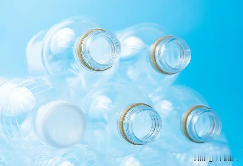 穿聚酯纤维衣服等于穿塑料瓶？谣言“穿聚酯纤维衣服等于穿塑料瓶”这说法近年传得挺