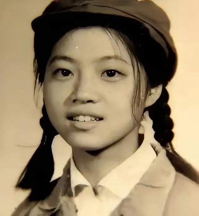 1968年，21岁青岛女知青廖晓东不顾众人反对，嫁给40多岁农民卢照东，洞房之夜
