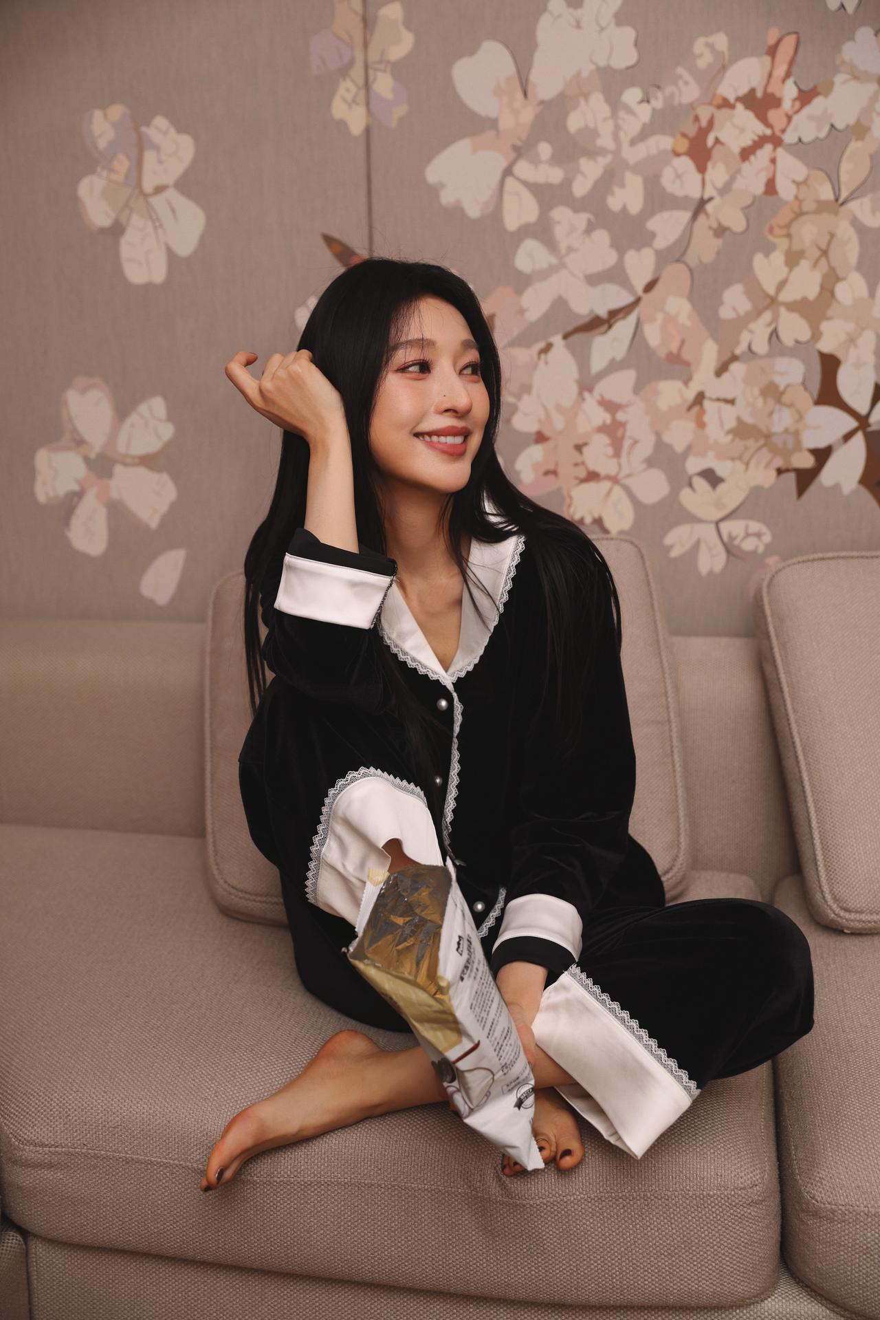 女明星照片分享张俪最新物料，林姨温柔可爱的一面！温柔真是绝了，张俪演技太到位了！