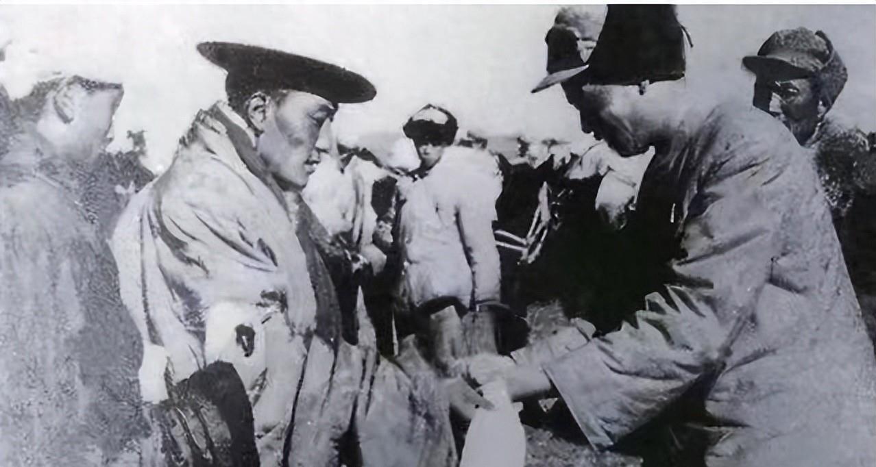 1951年，一名藏族小战士脱下军装，换上藏袍，一个去把当地头人绑了，然而这一‘违