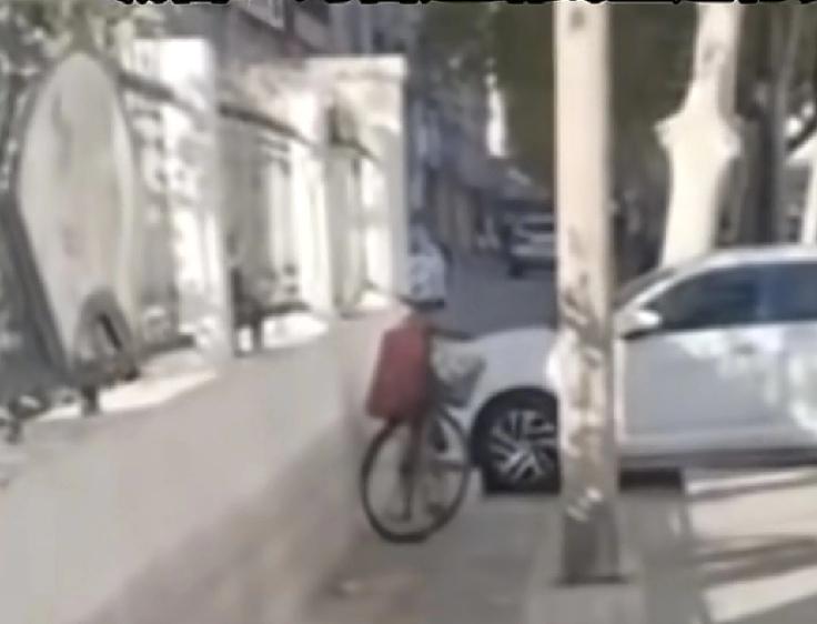 河南濮阳一位热心朋友在上班过程中发现非机动车道的一条盲道有问题，因为在盲道中间