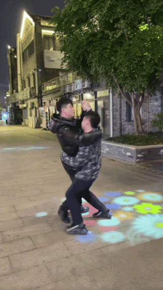 俩人跳得还挺好看！