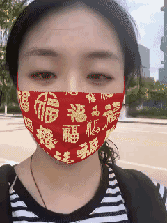 一位刚毕业回国的职场新人，因不满公司“迟到即定额罚款”的制度，在经历多次扣款后产