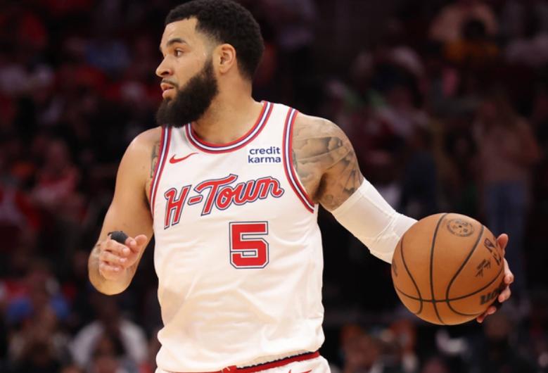 NBA季前赛，火箭对阵强大的雷霆的比赛中，出现了非常奇葩的一幕。第三节比赛剩下6