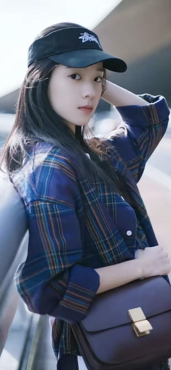 年轻人不再为苹果凌晨排队，却在超话为她连续签到700天。上海静安寺苹果店开业首