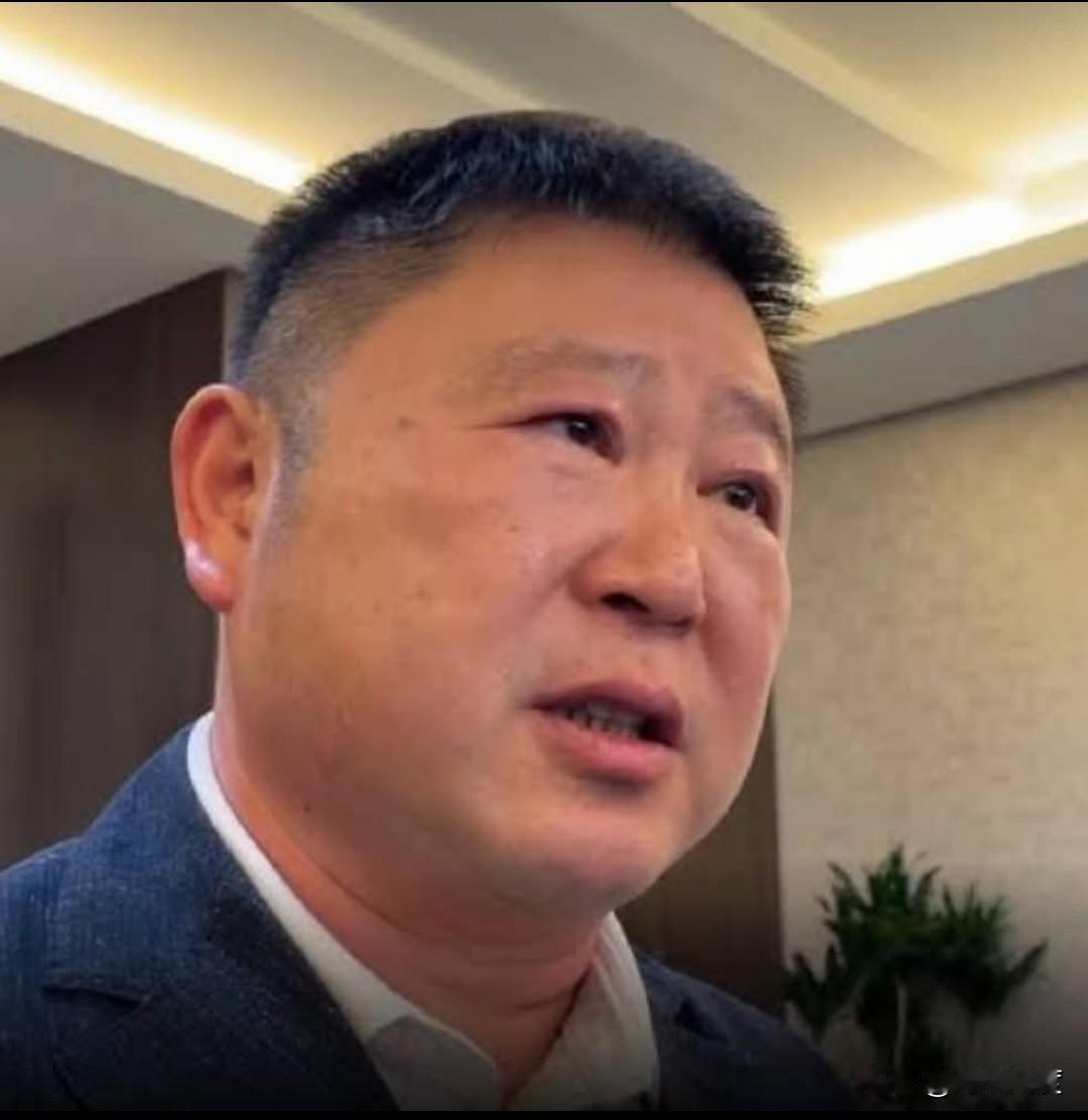 背骨仔张峻暴冲傅昆萁座谈会，绿营蟾蜍叫好，沈伯洋背书：傅昆萁才是出卖台湾花莲现行