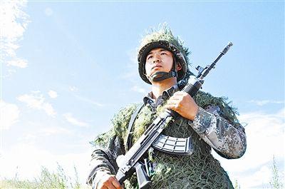 1985年，边防哨所长刚带队巡完界碑，正蹲在岩洞边上啃干粮，通信员拎着个捆住双手