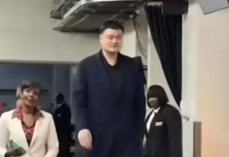 中国篮球最成功和最有排面的人，姚明！再次回到休斯顿丰田中心，球迷们一阵山呼海啸，
