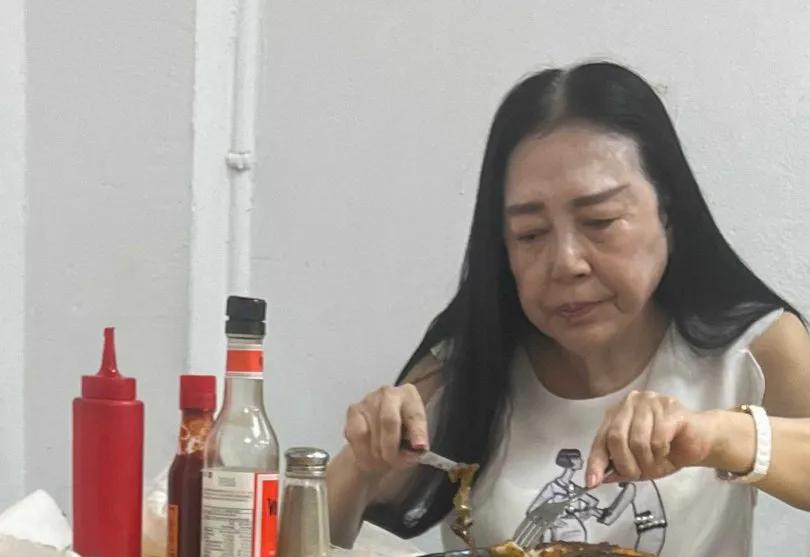 许纯美68岁了，被偶遇了。在一家普通餐馆吃牛排，旁边坐着一个小鲜肉。没有
