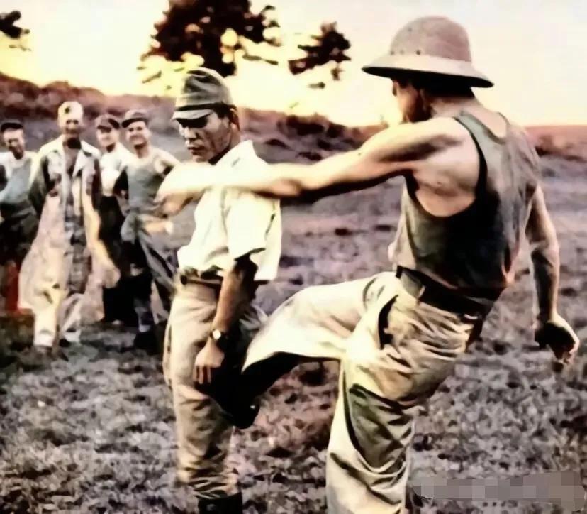 这是1945年，日本宣布投降，这是日本的一个集中营中的美军战俘，这是一名美国大兵