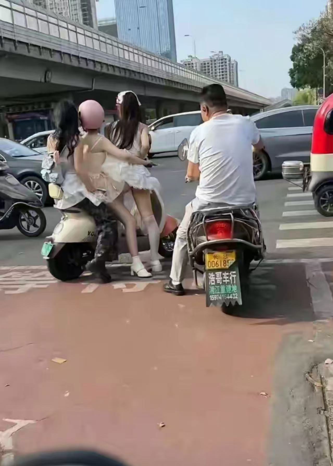 大哥：别挤了，我车上还有位置