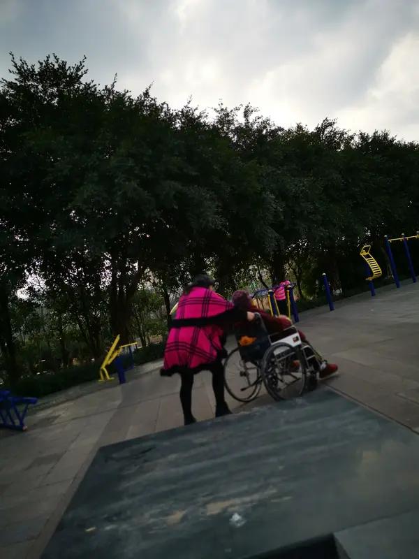 其次是与自己有血缘关系的长辈们，包括父母的父母、妻子的父母、父母的兄弟姐妹、以及