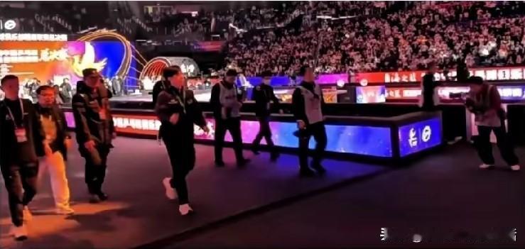 王楚钦被夸了。夸的方式很接地气。是拿自己的儿子跟王楚钦比的。让自己的儿子像他学习