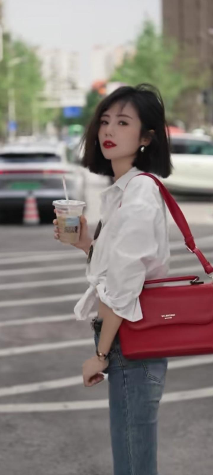  我想牵着你的手，走过春夏秋冬，走过繁花似锦，走到地老天荒。