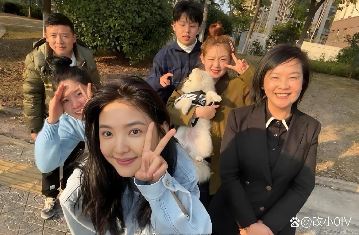章若楠一家子，她是中了基因彩票那个吧。