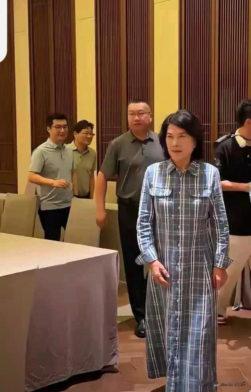 董明珠，即使穿个抹布，她也是“明珠”……今天，看到70多岁的董明珠岀席活动，