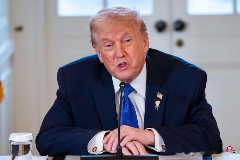 特朗普明说了：为了防止中俄，他赌上国运，也要这么干1月10日，据路透社报道特