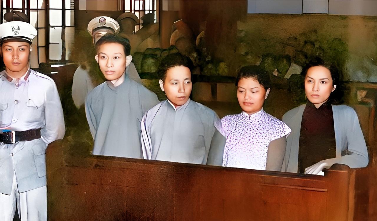 这是杜月笙之子杜维屏等人在上海法庭受审现场。1948年8月，蒋建丰赴沪整顿经济，