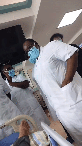 猜猜这是哪里的医院？医生和护士竟然都是黑人？不过在这名住院治疗病人以及家属明