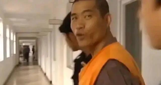 2005年,一个男子微笑着走入刑场,对母亲和妻子说我走了,随后审判官抬手准备行刑