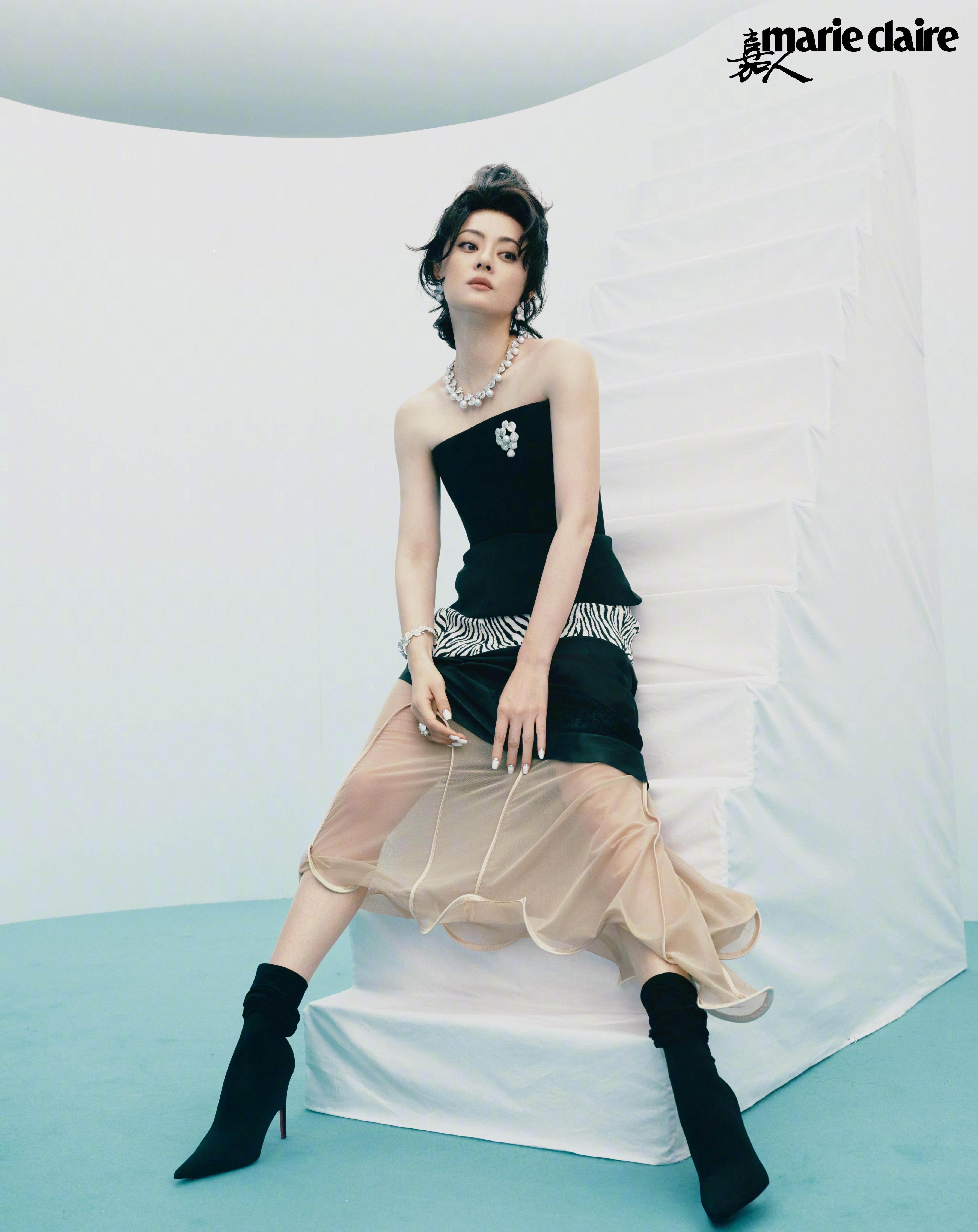 孙俪登上《MarieClaire嘉人》2025年八月刊封面，身穿VALEN