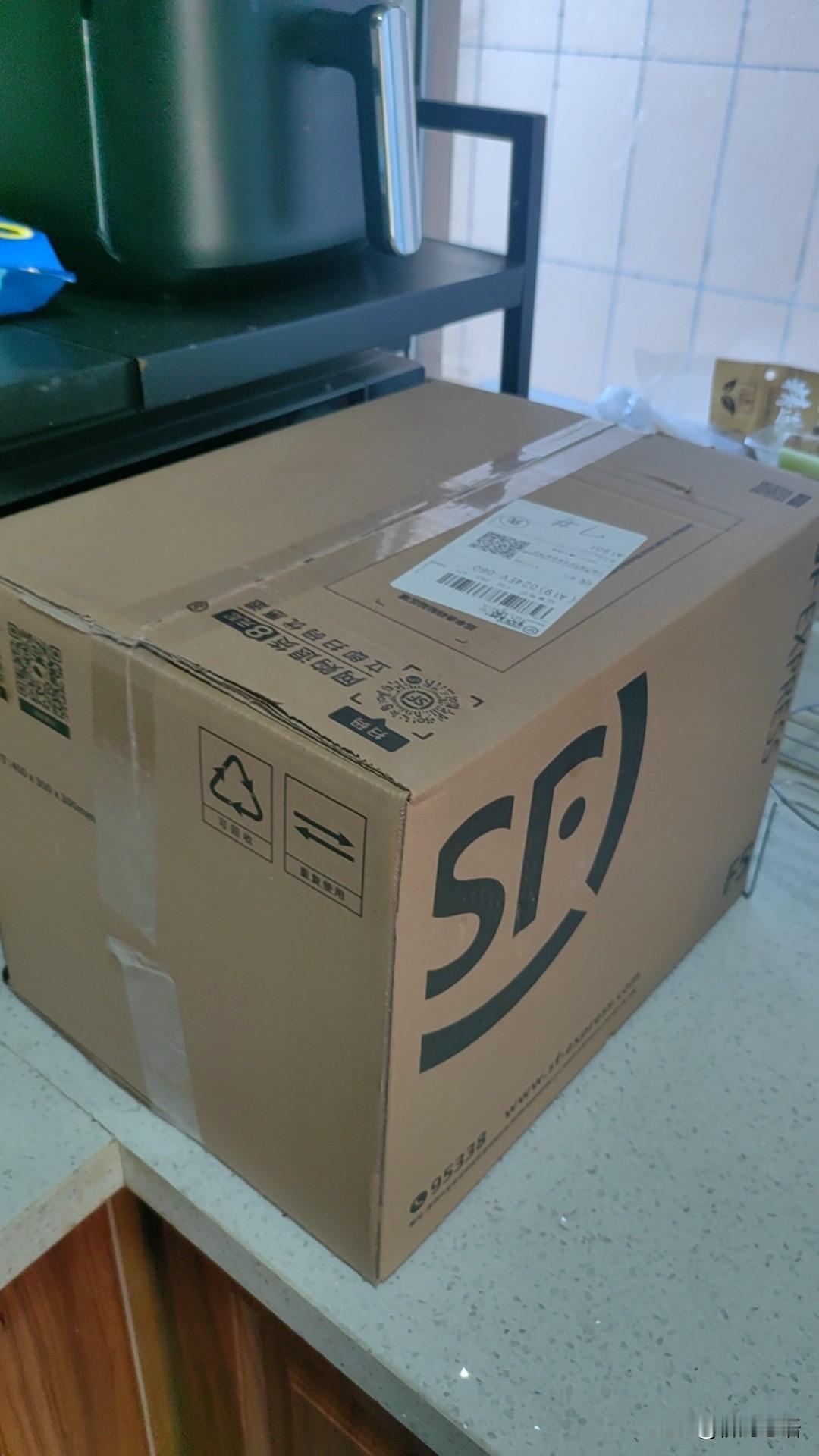 今天上午可把我忙够呛，两个小时之内我接了4个电话。第1个电话是美团快递员，网