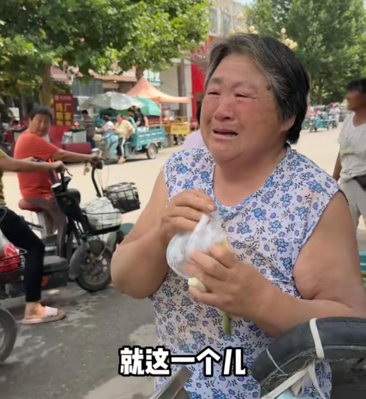 大中午的，男子见卖黄瓜的大娘干吃馒头就大葱，感觉很心酸，就上前问：“黄瓜多少钱一