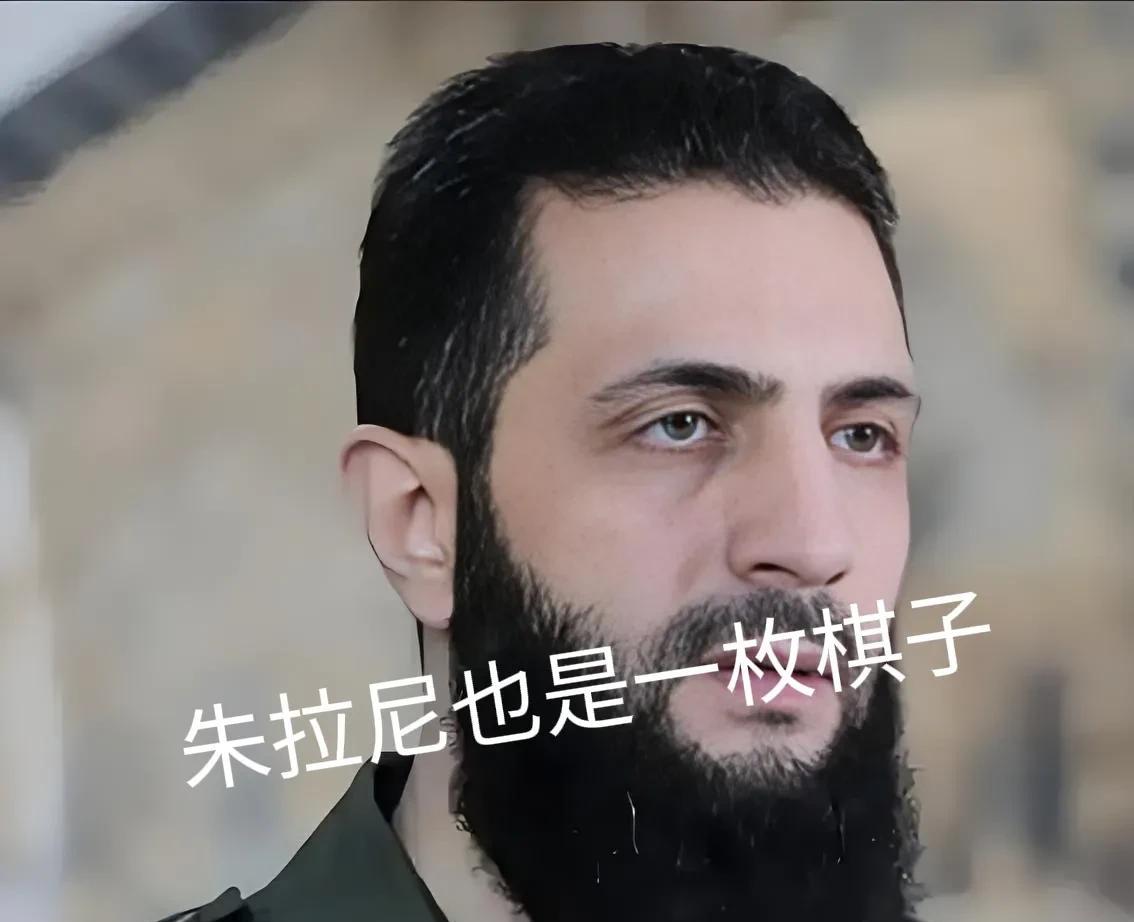 现在看都是战略“圈套”，阿萨德交出政权时，叙利亚人在广场“欢天喜地”迎接朱拉尼带