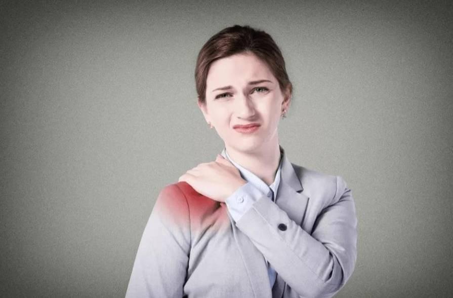 肩膀疼了一周，最后是心梗走的。我盯着这几个字，脑子里嗡嗡响。那篇提醒心脏