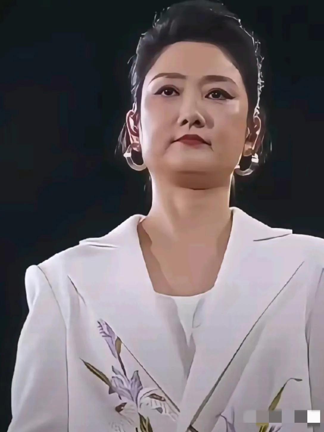 玲花发福严重，面孔馒化，双下巴明显，也变成中年大妈了，你看是吧？
