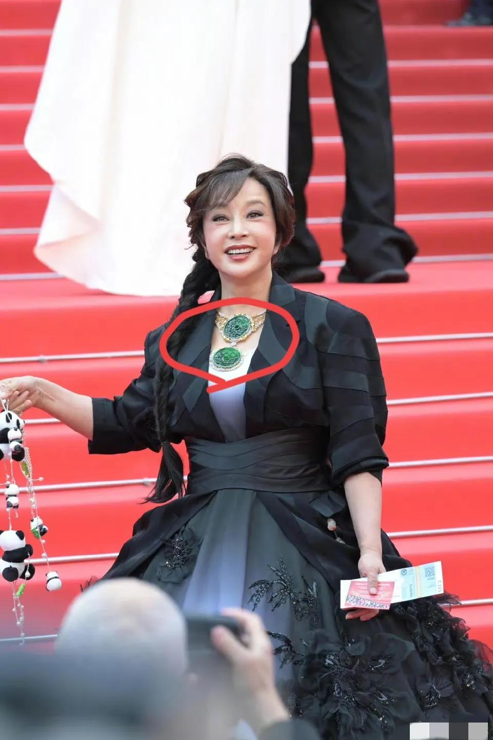 刘晓庆惊喜亮相戛纳，珠宝找回来了？近日，74岁刘晓庆亮相法国戛纳电影节“中国