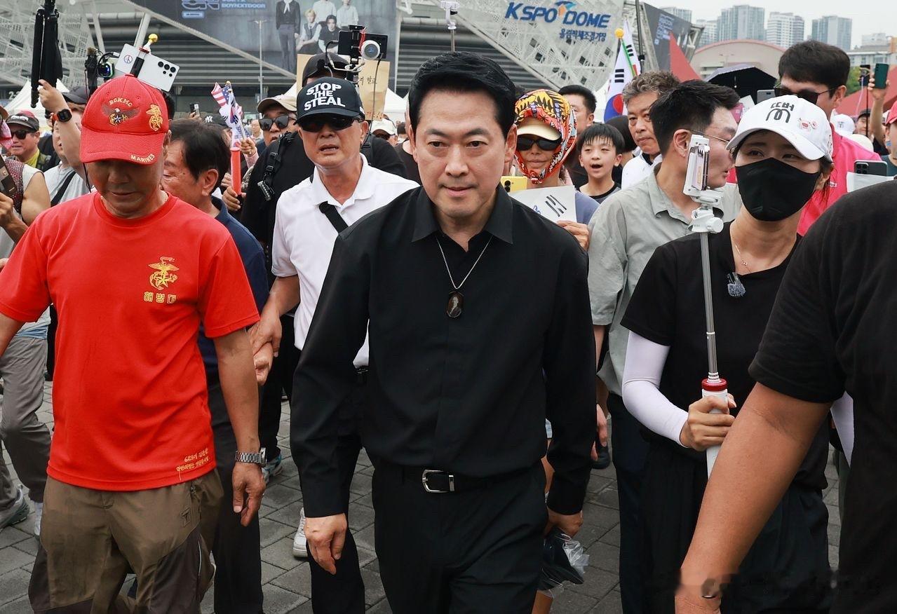 逃避党内辞职呼声，张东赫热衷街头造势陷入争议近期，韩国国民力量党党首张东赫屡