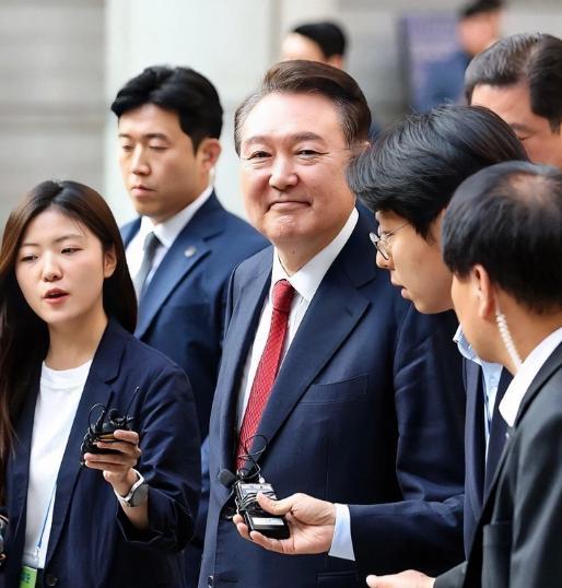 尹锡悦天塌了，当地时间6月24日，尹锡悦再度传来不利消息，其妻子金建希的硕士学位