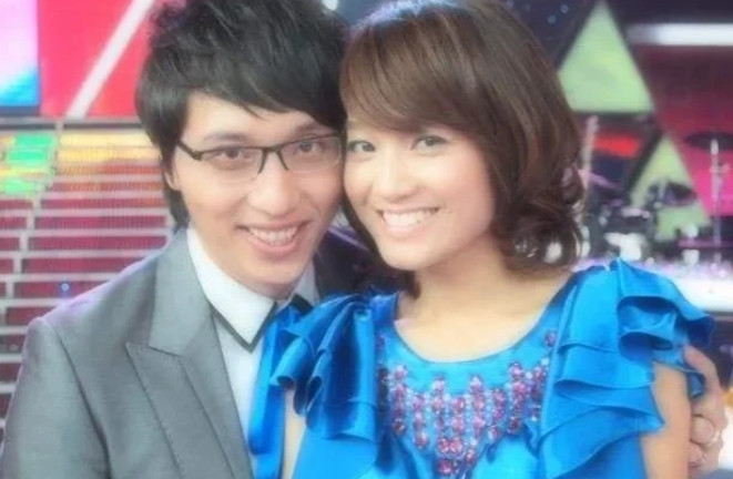2008年，朱丹和陶喆共游西湖，当时陶喆有女朋友，朱丹已婚。照片引发了他们俩“互
