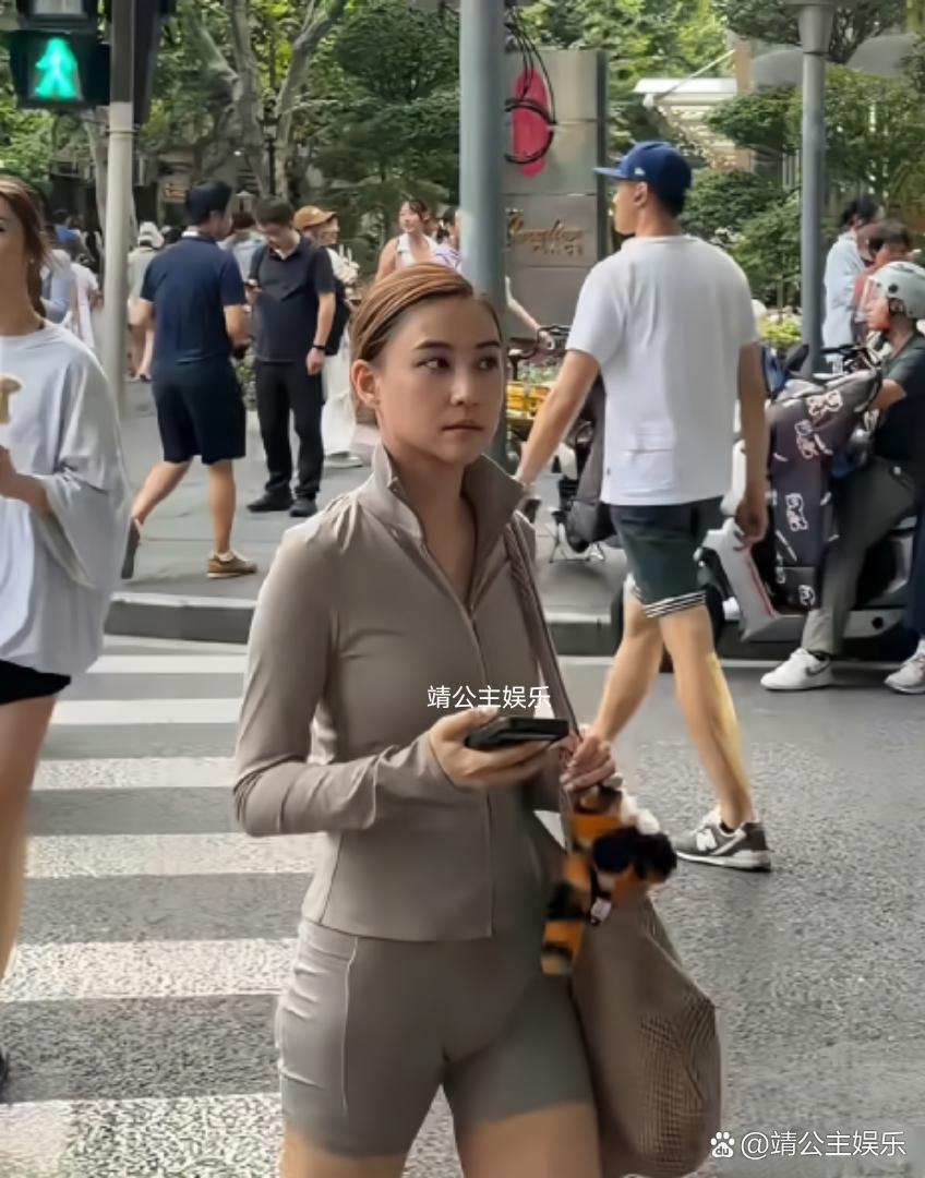 35岁何超莲现身上海街头被偶遇，她穿着一身瑜伽服，头发束成高马尾，清爽干练，她行