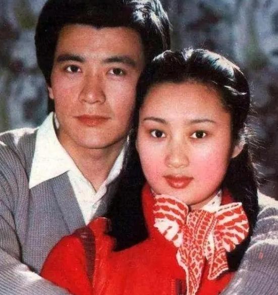 1994年，两名装修工人持刀闯入当红男星周里京的家中。彼时家中仅有周里京的妻子，