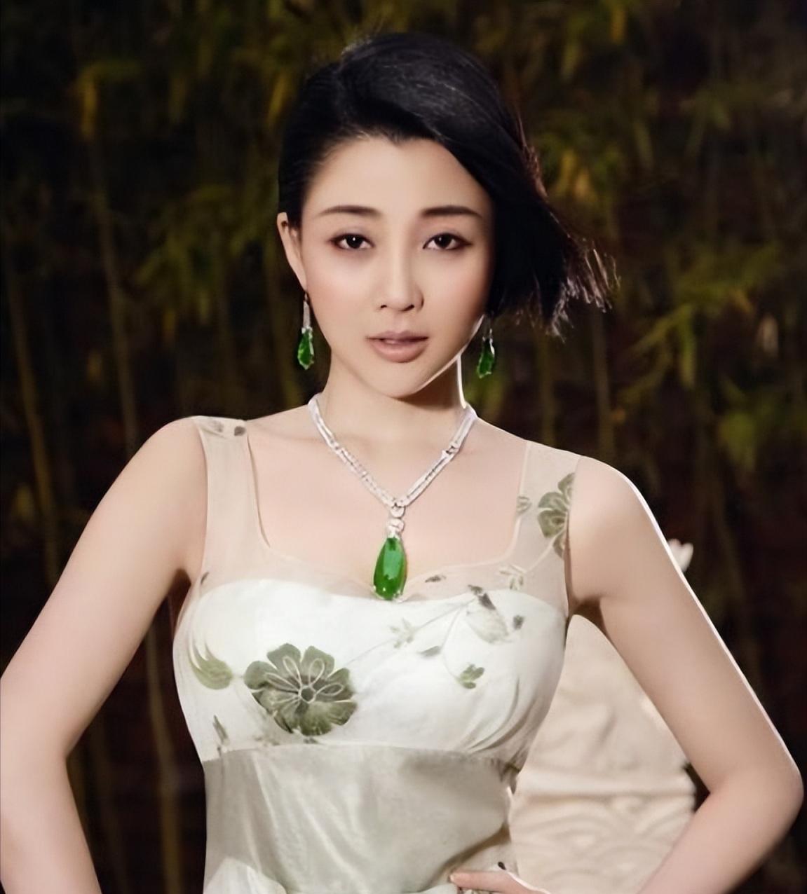 当年，殷桃在富豪孙东海的疯狂追求下，成为了他的女人，没想到孙东海又惦记上