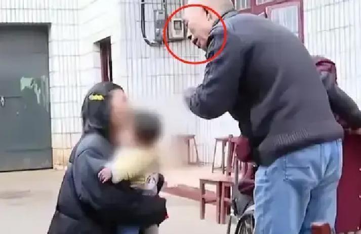 南方一男子脑梗进ICU，医生连下三张病危，老婆跪求公公掏医药费，老头手握几套房收