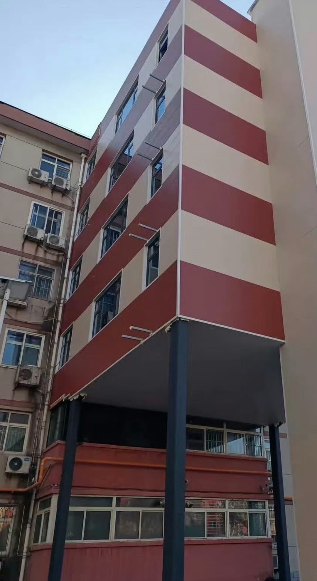 老小区一二楼不同意分摊电梯费，结果这下好了阳光彻底被挡没了​​​