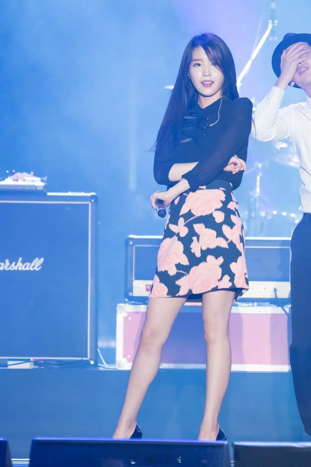 李知恩这站姿直接硬控😎