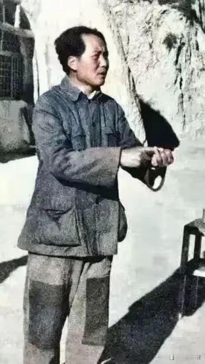 这一组均为延安革命时期（陕北十三年）毛泽东同志的历史照片，记录了艰苦战争岁月里伟