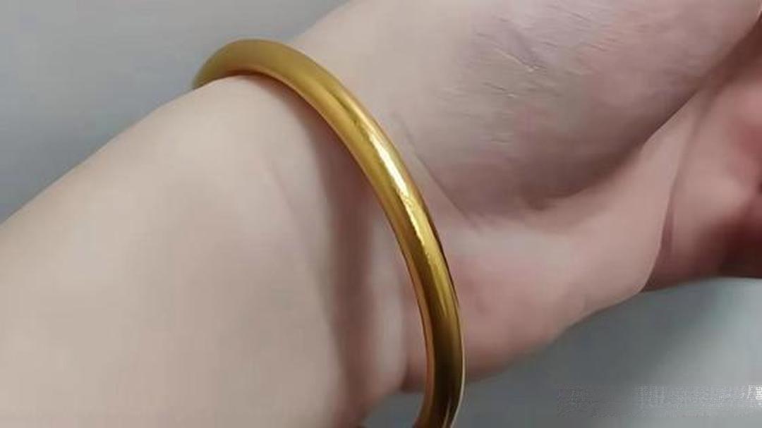 几十块地摊金镯没掉色，金店师傅一句话，我才懂其中的门道好多年前在小地摊上买