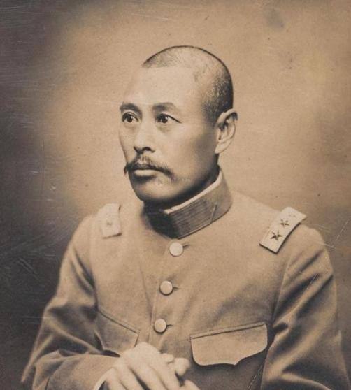 1924年，美国《时代》周刊封面上印着一个中国人的脸，底下写了一行英文——