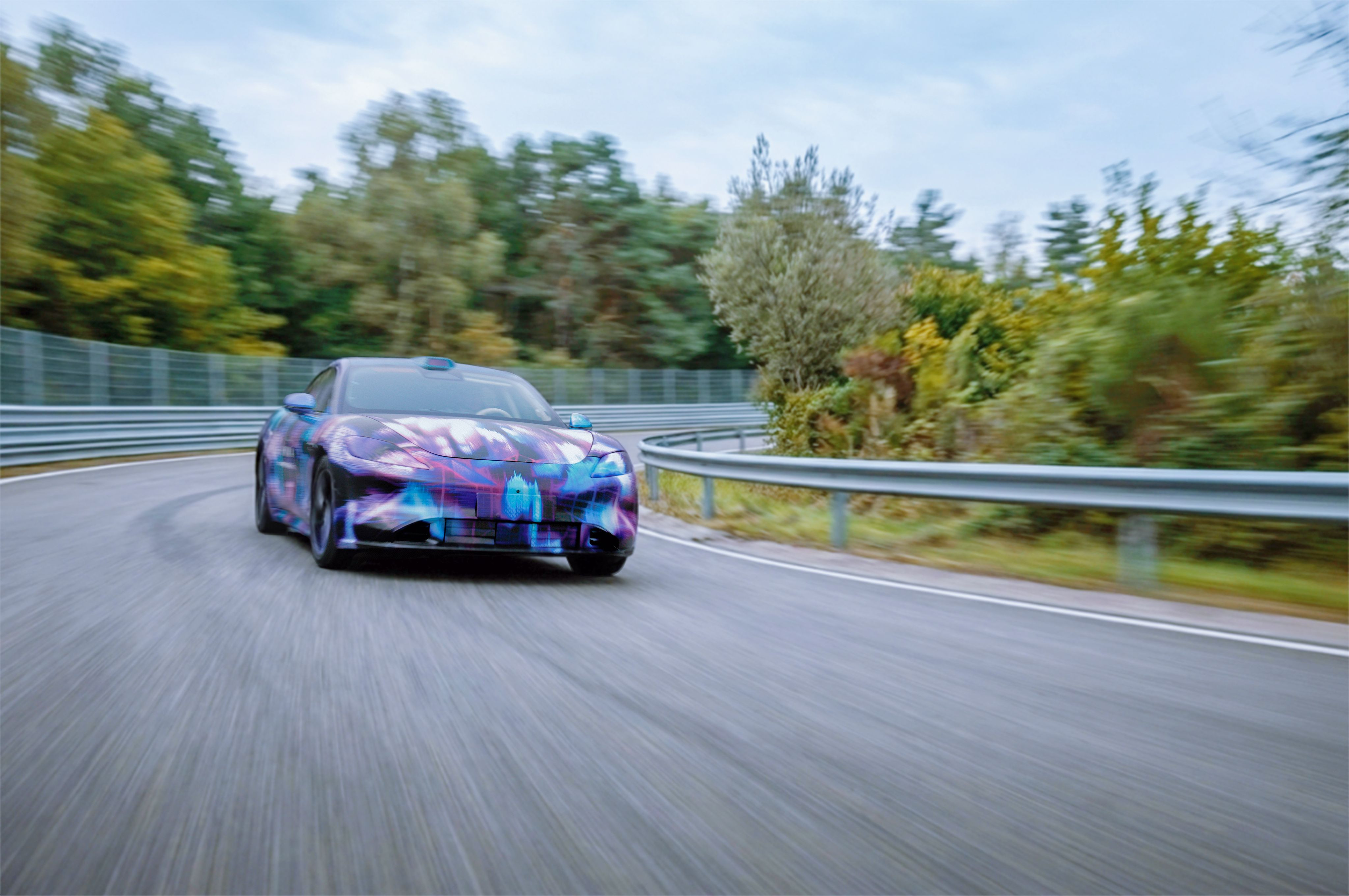 鸿蒙智行尚界Z7实车动态视频首曝不愧是鸿蒙智行最美轿跑，这上路的姿态也太酷了吧！