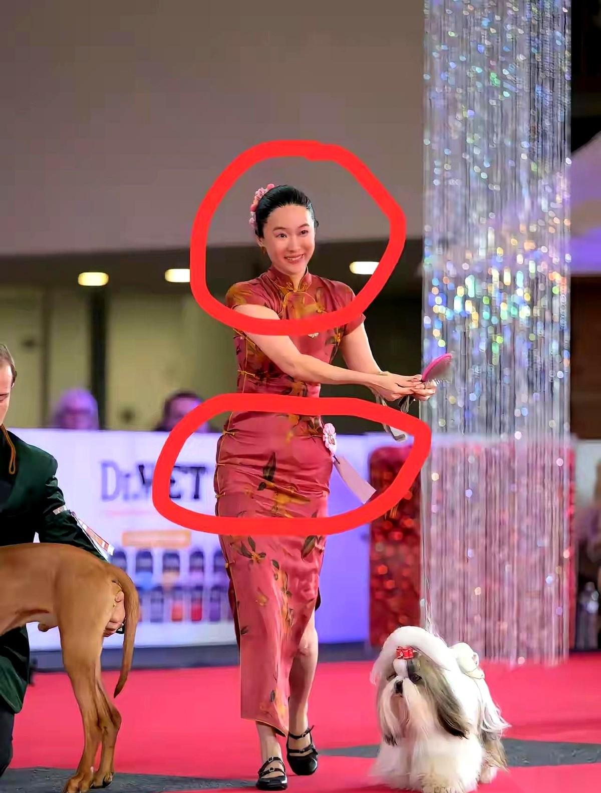 我闺蜜一个电话打过来，气喘吁吁地问我：你快去看霍思燕！她的头……是不是有点怪？